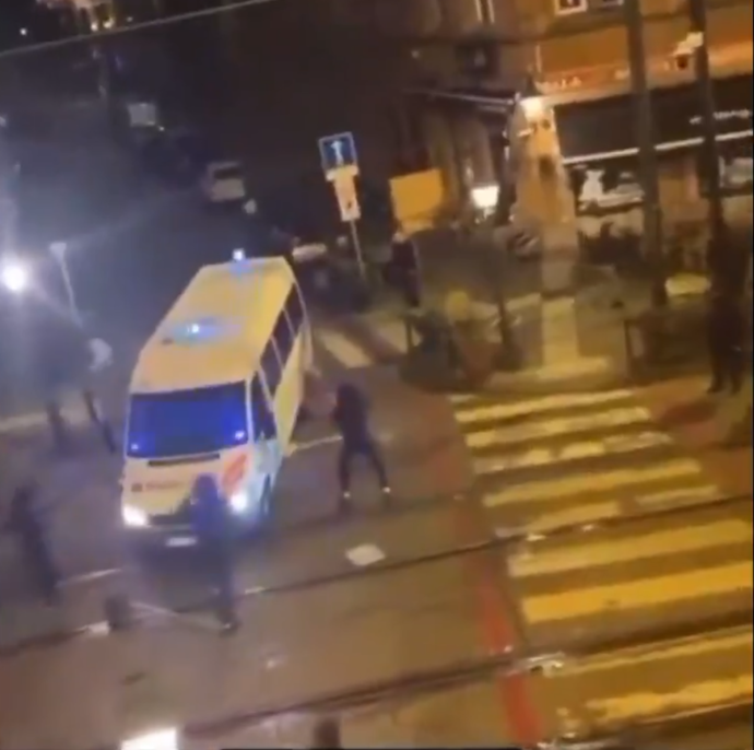 Policisté spíše ustupovali.