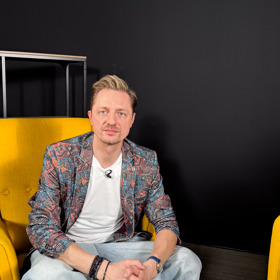 Ondřej Ruml v pořadu eXtra Host. 