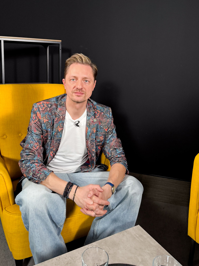 Ondřej Ruml v pořadu eXtra Host. 