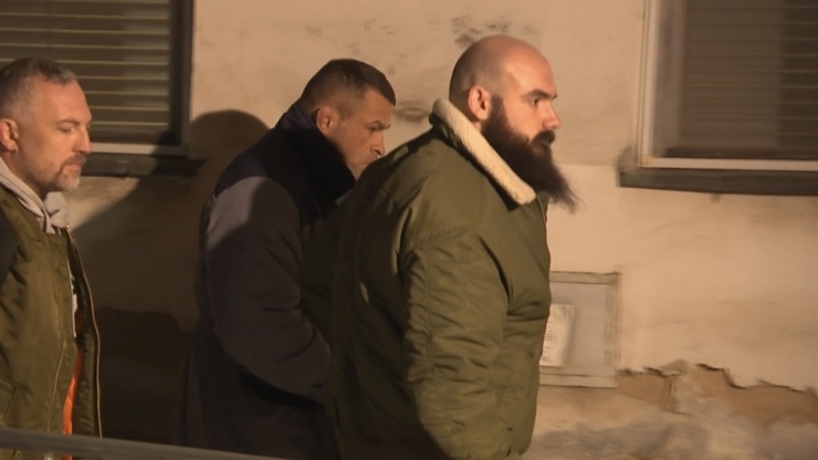 Karlos Vémola před stomatologickou klinikou VFN. 