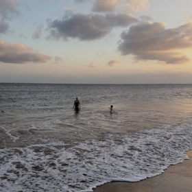 Monika Marešová s dcerou Alex u moře. 