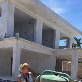 Simona Krainová ukázala průběh stavby vily. 