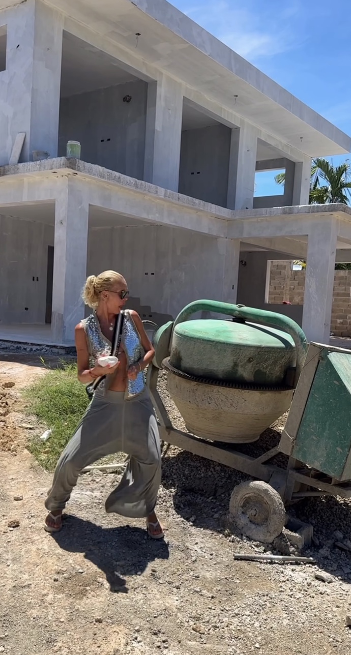 Simona Krainová ukázala průběh stavby vily. 