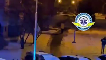 FOTO: Muž blokoval průjezd sanitky.