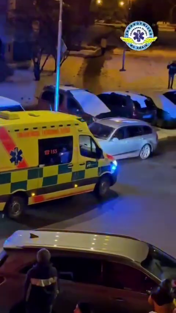 Muž blokoval průjezd sanitky. 