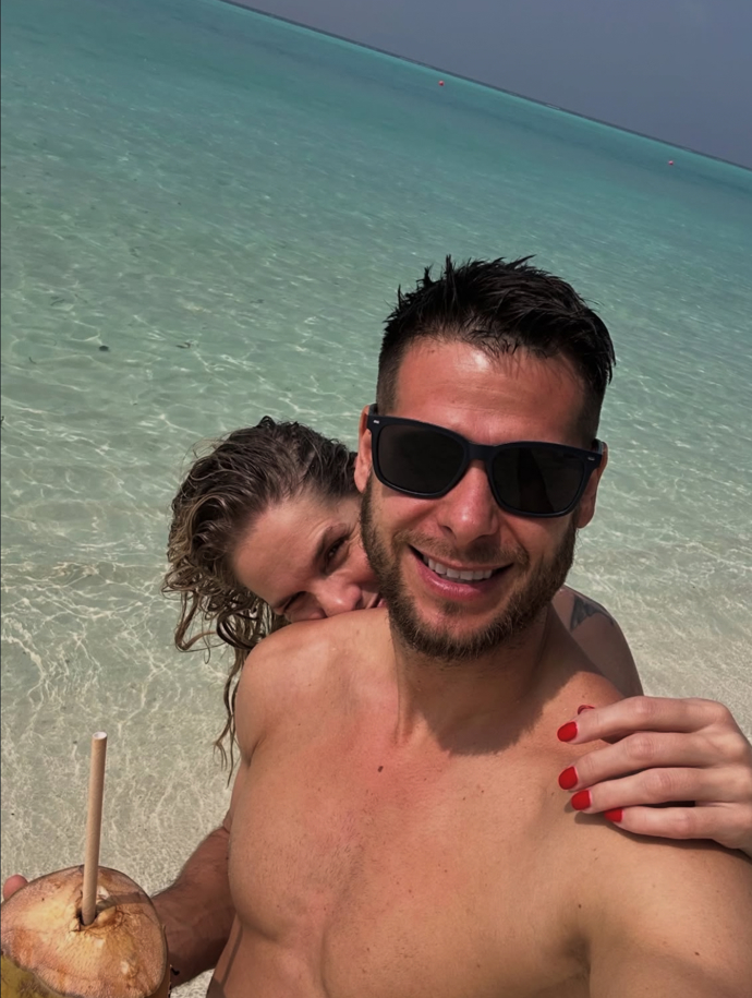 Mia je na Maledivách s partnerem. 