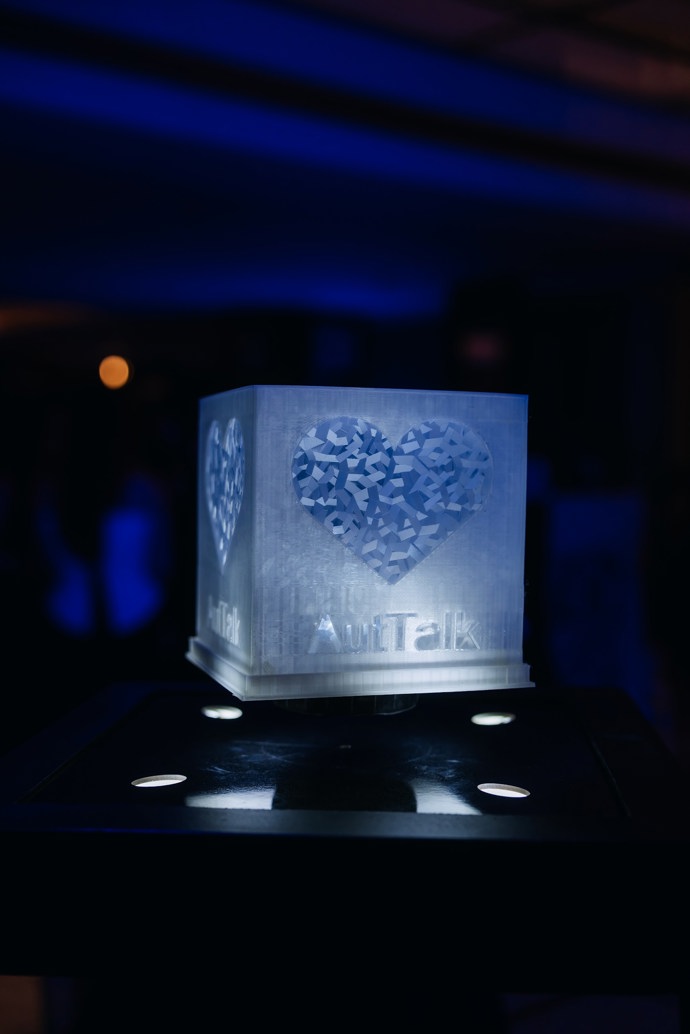 Symbolem Nadačního fondu AutTalk je modré srdce.