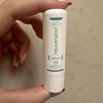 Balzám Rejuvenator od Natures překvapí svou lehkostí. Přitom ale spolehlivě chrání i hojí. Koupíte ho za 165 Kč.