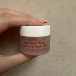 Jako první redaktorka Lifee zkusila kultovní výživný balzám Eight Hour od Elizabeth Arden. Osvědčil se i jako noční maska. Jeho cena se pohybuje okolo 660 Kč.