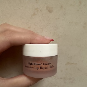 Jako první redaktorka Lifee zkusila kultovní výživný balzám Eight Hour od Elizabeth Arden. Osvědčil se i jako noční maska. Jeho cena se pohybuje okolo 660 Kč.