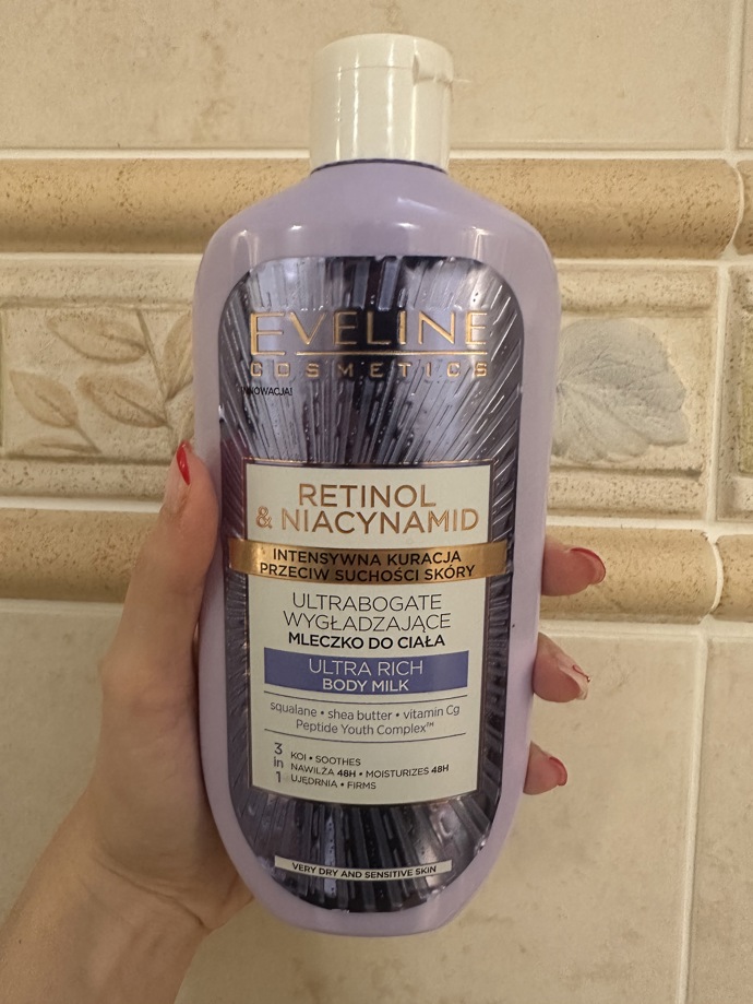 Redaktorce Monice se osvědčila sázka na dobrý poměr ceny a kvality, který představuje intenzivně vyživující tělové mléko Retinol & Niacynamid od Eveline Cosmetics. Produkt vás vyjde na 177 Kč.