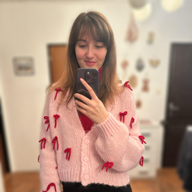 Kardigany jsou v zimě skvělou volbou pro vrstvení. Letos se nemusíte držet zpátky, klidně zkuste vzorované modely nebo kousky s originálními dekorativními prvky třeba v podobě populárních mašliček.