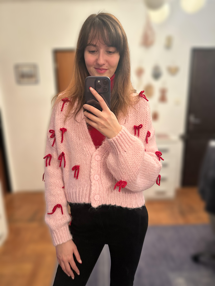 Kardigany jsou v zimě skvělou volbou pro vrstvení. Letos se nemusíte držet zpátky, klidně zkuste vzorované modely nebo kousky s originálními dekorativními prvky třeba v podobě populárních mašliček.