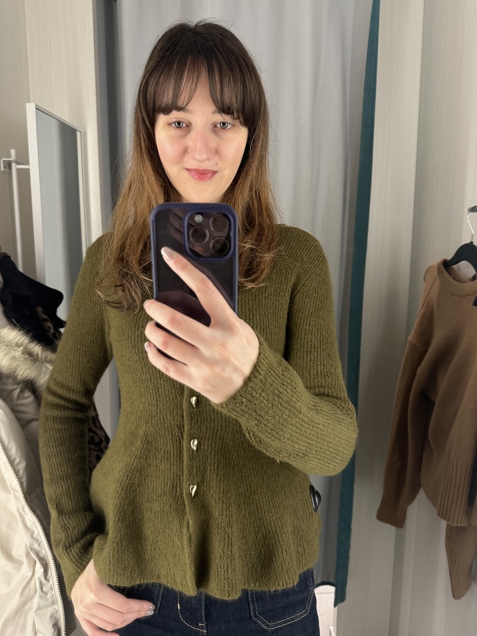 I ten nejjednodušší svetr či kardigan okamžitě pozvednou draze vypadající detaily v podobě zlatých knoflíků nebo třeba broží. Takové prvky úpletu dodají nenucený punc luxusu.