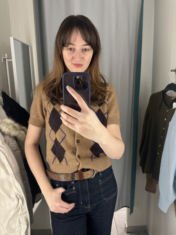 Trendy argyle vzor patří k oblíbeným vzorům redaktorky Moniky, protože evokuje britský elegantní styl. K mání jsou i zajímavé kousky s krátkými rukávy