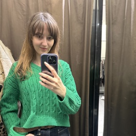 Módní redaktorku Moniku hned zaujaly kousky ve výrazných barvách, které jsou letos v kurzu. Takovým svetrům obzvlášť sluší jednoduchý střih s nádechem sportovní elegance