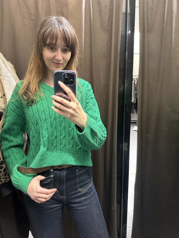 Módní redaktorku Moniku hned zaujaly kousky ve výrazných barvách, které jsou letos v kurzu. Takovým svetrům obzvlášť sluší jednoduchý střih s nádechem sportovní elegance