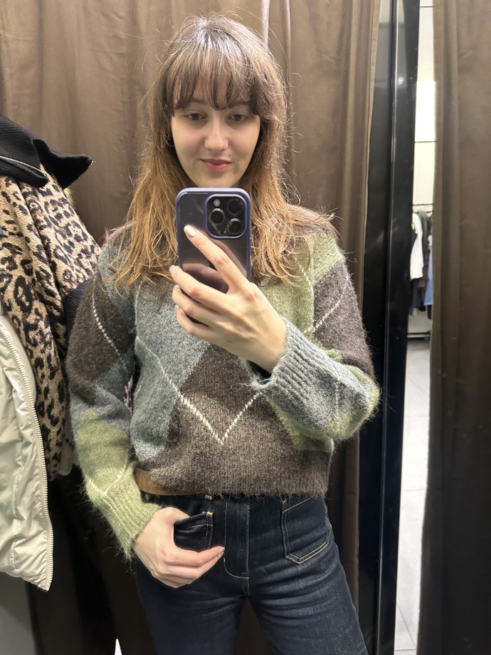 Pokud preferujete tradičnější úplety, vyberete si i z modelů s dlouhým rukávem. Na kouscích s tímto vzorem krásně vyniká vlněná příměs