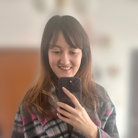 Kabát, který už máte doma, rázem oživí kontrastní pásek. Módní redaktorka Monika sáhla po ladícím metalickém kousku v širším provedení