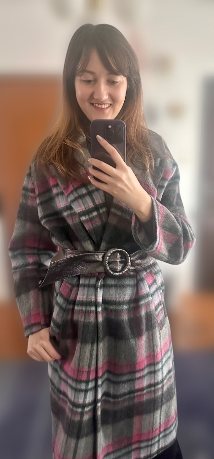 Kabát, který už máte doma, rázem oživí kontrastní pásek. Módní redaktorka Monika sáhla po ladícím metalickém kousku v širším provedení