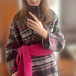 Místo pásku můžete sáhnout i po šále. Tu nemusíte nosit jen na krku, ale právě v pase. I volnějšímu kabátu tak můžete dodat na jasnější linii. Pokud šálu ale přece jen preferujete v klasičtějším stylingu, můžete ji také provléct pod páskem