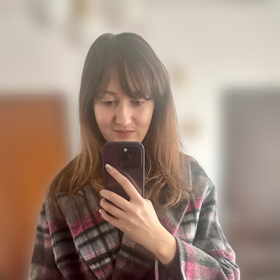 Místo pásku můžete sáhnout i po šále. Tu nemusíte nosit jen na krku, ale právě v pase. I volnějšímu kabátu tak můžete dodat na jasnější linii. Pokud šálu ale přece jen preferujete v klasičtějším stylingu, můžete ji také provléct pod páskem