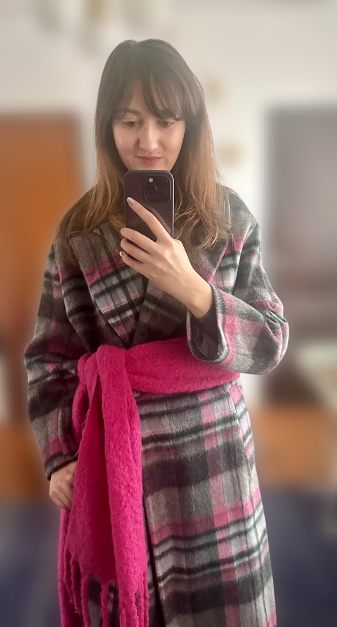 Místo pásku můžete sáhnout i po šále. Tu nemusíte nosit jen na krku, ale právě v pase. I volnějšímu kabátu tak můžete dodat na jasnější linii. Pokud šálu ale přece jen preferujete v klasičtějším stylingu, můžete ji také provléct pod páskem