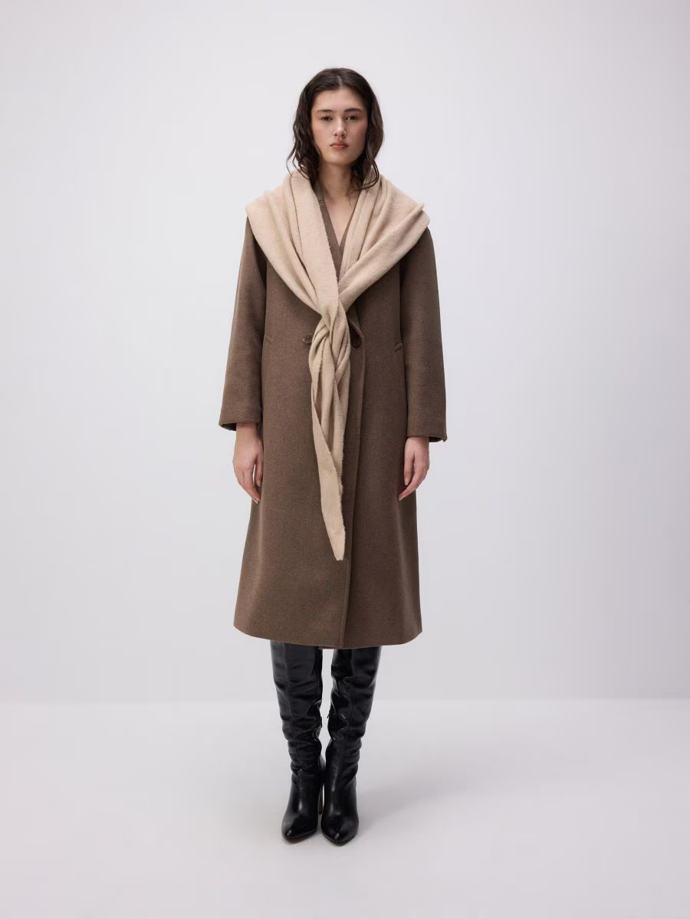 Delší modely můžete vázat vepředu a vytvořit tak iluzi límce. Trojúhelníková šála s příměsí vlny, Reserved, 599 Kč