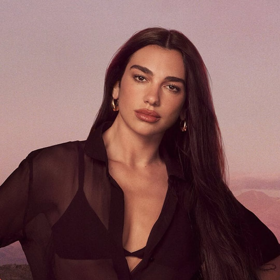 Na ležérní, ale svůdný trendy efekt zvaný halo lips nedá dopustit třeba zpěvačka Dua Lipa...