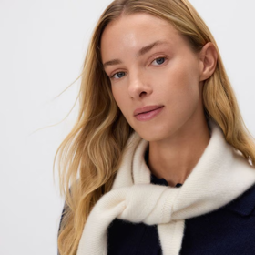Trojcípá šála nabízí spoustu možnost stylingu. Šála s vlnou a kašmírem, Reserved, 1099 Kč