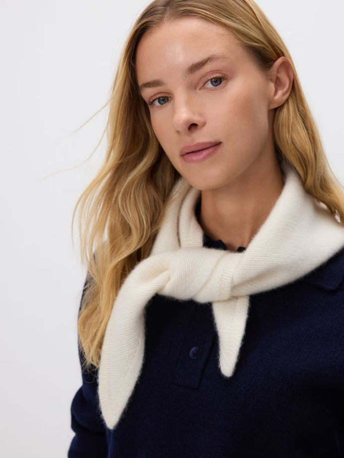 Trojcípá šála nabízí spoustu možnost stylingu. Šála s vlnou a kašmírem, Reserved, 1099 Kč