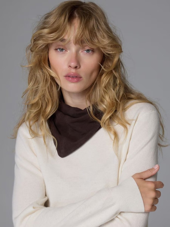 Existují také trendy semišové varianty, které ozvláštní každý jednoduchý top. Semišový šátek, Reserved, 699 Kč