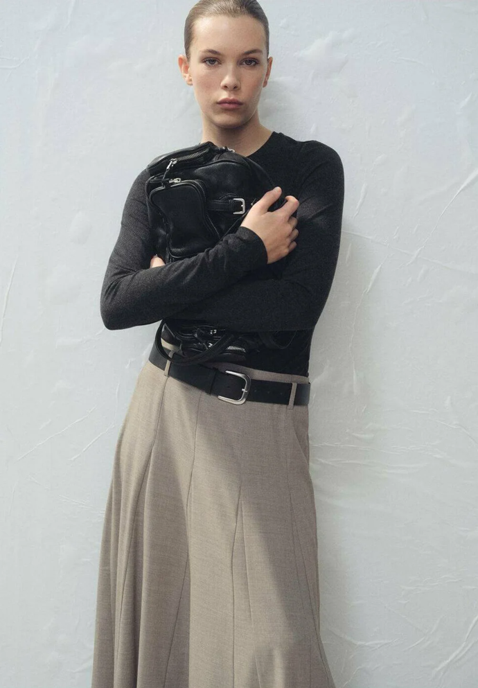 V šatníku by letos měly mít místo noblesnější varianty. Maxi sukně, Mango, 1 599 Kč