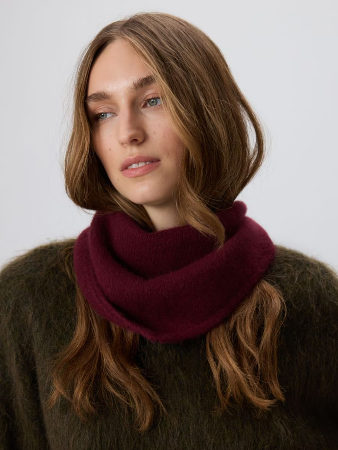 Trojcípou šálu snadno uvážete na svetr. Šála s vlnou a kašmírem, Reserved,1099 Kč