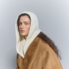 Způsobů, jak šálu s kapucí nosit, je překvapivě hodně. Můžete zvolit klasické uvázání...