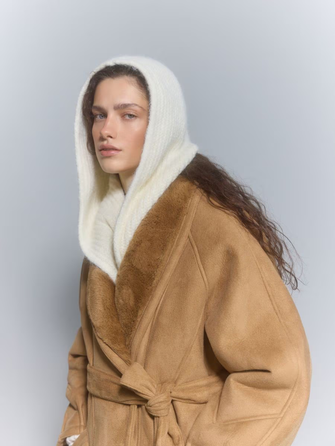 Způsobů, jak šálu s kapucí nosit, je překvapivě hodně. Můžete zvolit klasické uvázání...