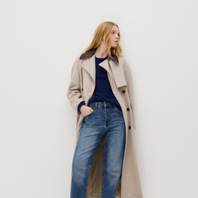 Neforemné siluety střídají jak rovné nohavice, tak užší cigaretové střihy. Džíny straight, Reserved, 759 Kč