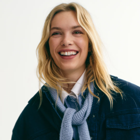 Menší a kratší kousky poslouží hlavně jako ozdoba. Šála z vroubkovaného úpletu, H&M, 239 Kč