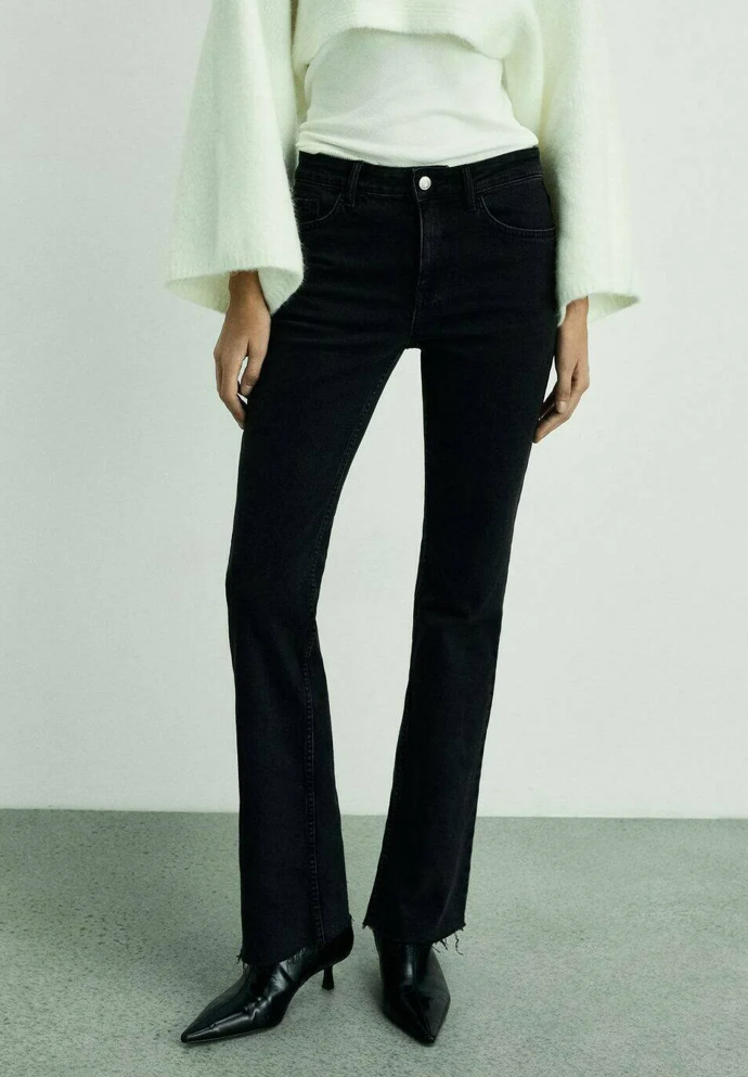 K bootcut střihům se nejlépe hodí boty do špičky. Džíny bootcut, Mango, 899 Kč