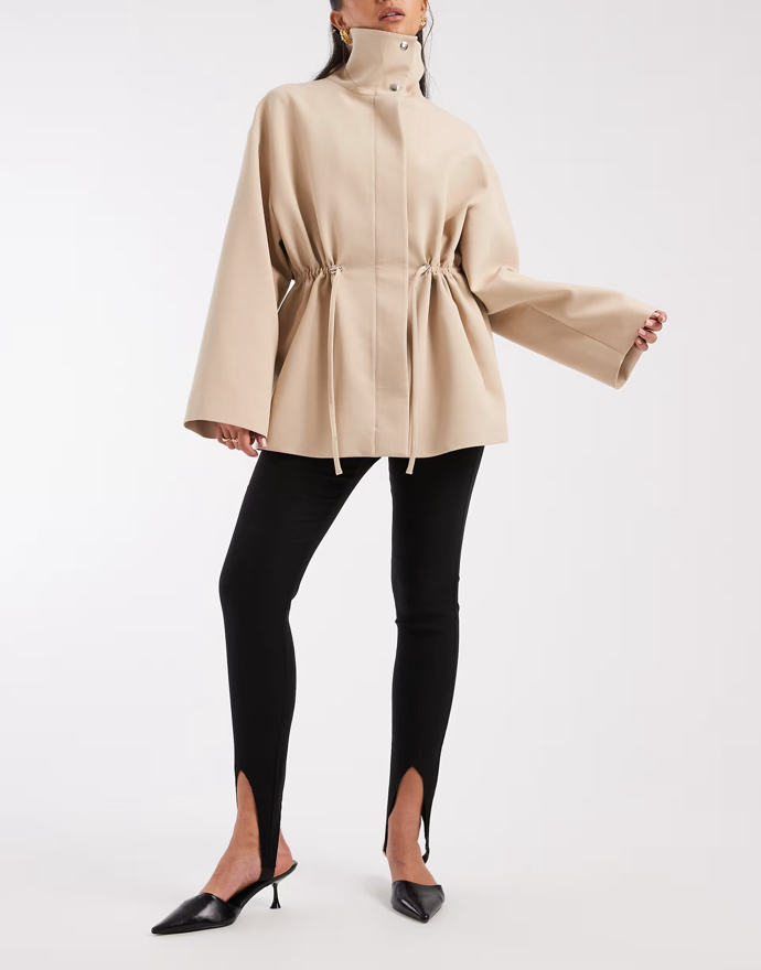 Legíny s třmenovými pásky vypadají nečekaně elegantně. Legíny, ASOS DESIGN, 920 Kč