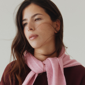 Výrazněji barevné kousky oživí každý outfit. Trojcípá šála z vroubkovaného úpletu, H&M, 319 Kč