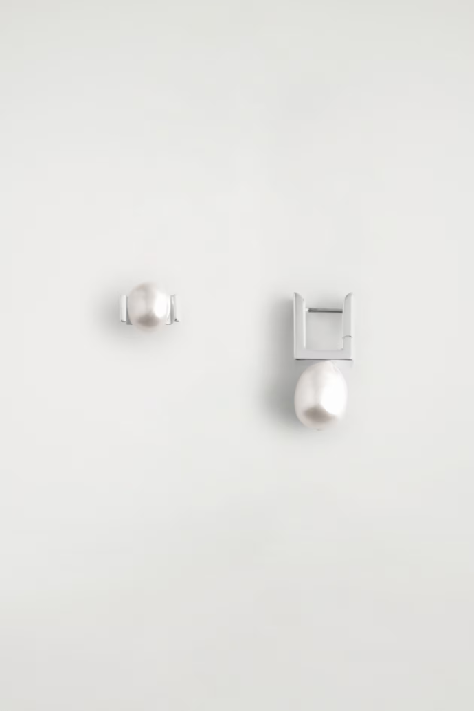 Asymetrické perlové náušnice, COS, 606 Kč