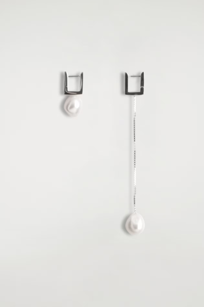 Asymetrické perlové náušnice, COS, 848 Kč