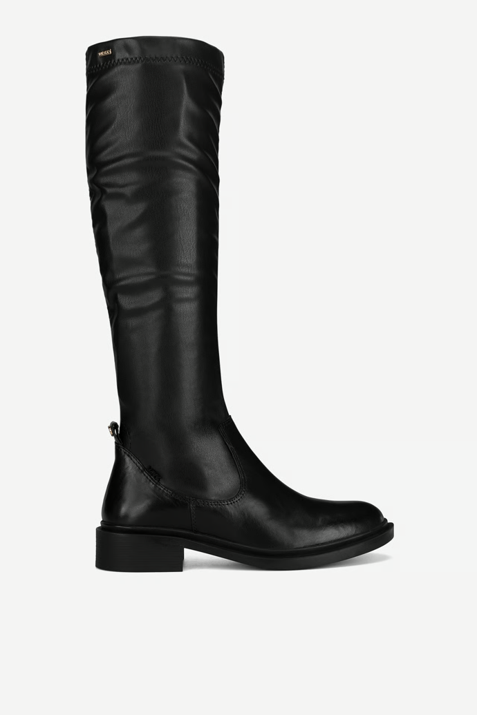 Kožené kozačky perfektní doladí siluetu sukně. Tyto boty má v nabídce značka Mexx za 2 399 Kč.