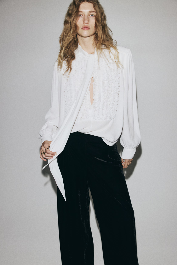 ...halenka, třeba s módní vázačkou...