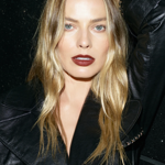 Margot Robbie je dokonalým příkladem dodržení pravidla harmonie v líčení. Když herečka volí výraznou rtěnku, oči nechává jen decentně nalíčení, popřípadě přesně naopak. Nehrozí vám pak kýčovitý a přeplácaný dojem, kterému se chceme zvlášť u tak výrazných barev vyhnout dvojnásob