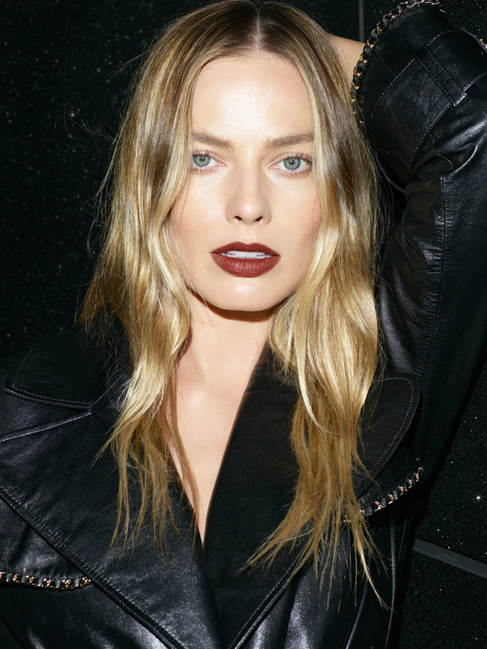 Margot Robbie je dokonalým příkladem dodržení pravidla harmonie v líčení. Když herečka volí výraznou rtěnku, oči nechává jen decentně nalíčení, popřípadě přesně naopak. Nehrozí vám pak kýčovitý a přeplácaný dojem, kterému se chceme zvlášť u tak výrazných barev vyhnout dvojnásob