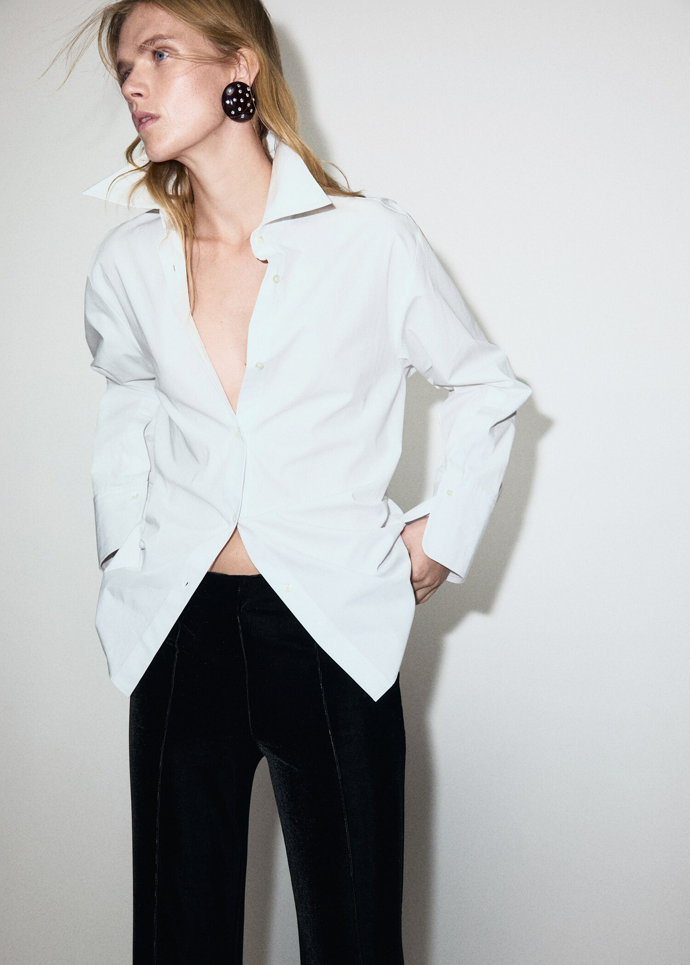 Sametové kalhoty naopak můžete nosit i ležérněji. Sluší jim styling s kontrasty jako je bílá košile...