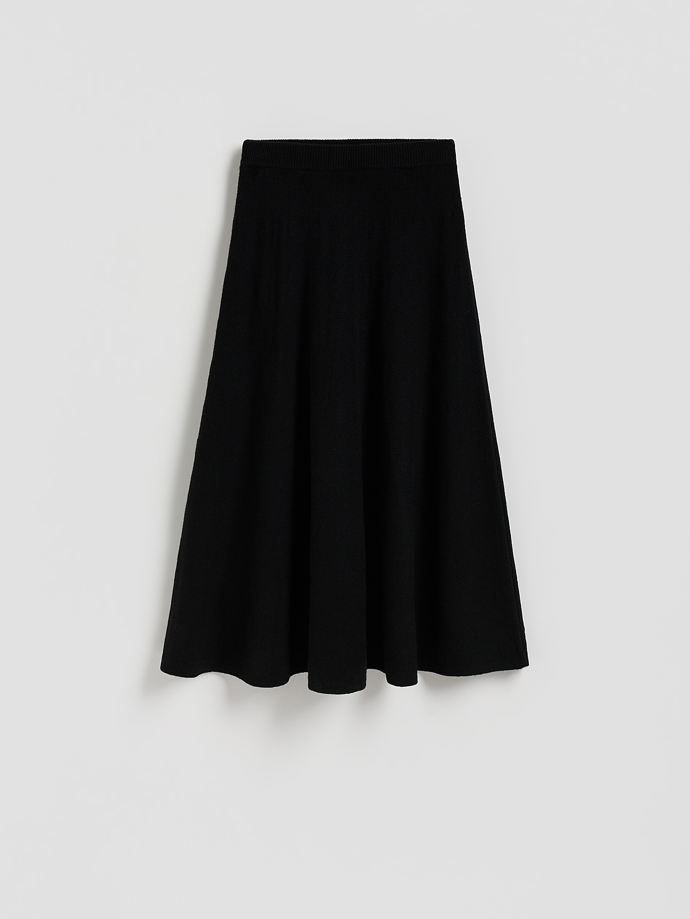 Minimalistický základ krásně dotvoří sladěná sukně, v chladných měsících nejlépe z hřejivých materiálů. Tento midi kousek s vlnou je od značky Reserved a vyjde vás na 1 199 Kč.