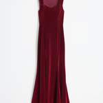 Maxi šaty ve vínové barvě seženete u značky Mohito za 1299 Kč.